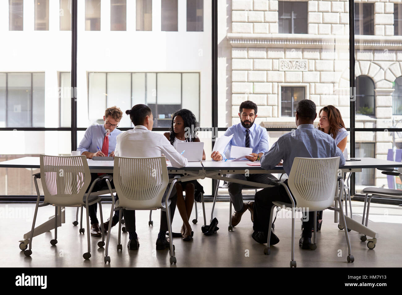 Unternehmen-Team-Meeting in ein modernes Großraumbüro Stockfoto