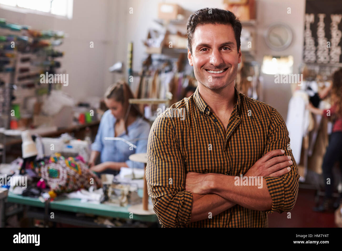 Männliche Unternehmer in Kleidung Design-Studio, Arme verschränkt Stockfoto