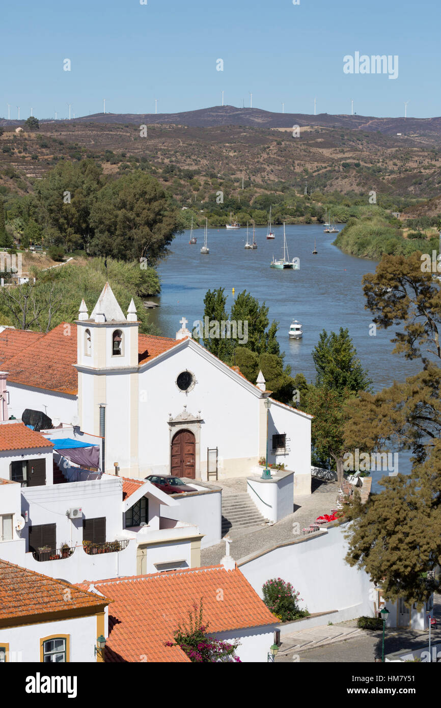 Blick über weiß getünchten Dorf Alcoutim am Rio Guadiana Fluss, Alcoutim, Algarve, Portugal, Europa Stockfoto