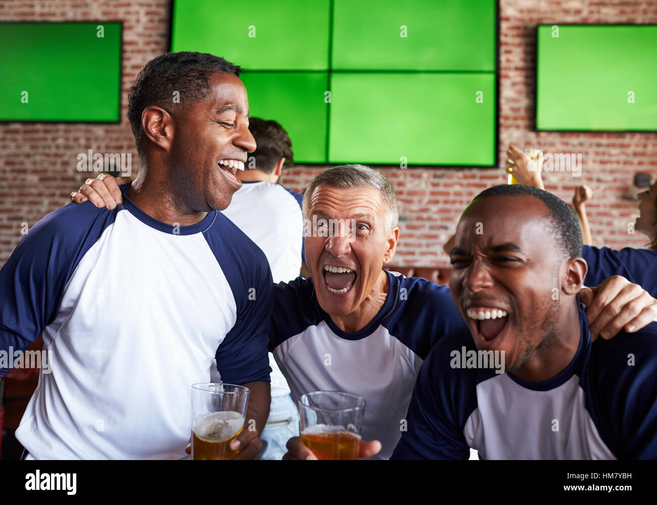 Männliche Freunde gerade Spiel Sports Bar feiern Stockfoto