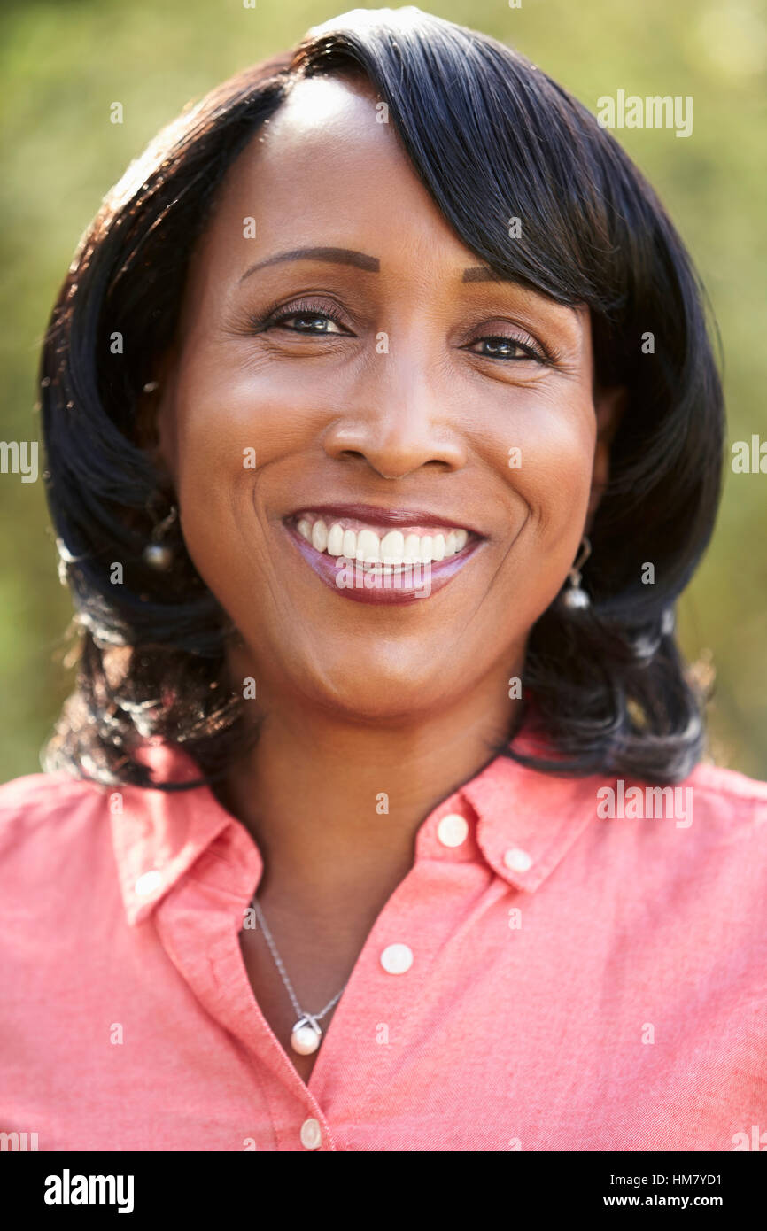 Porträt von senior afroamerikanische Frau, vertikale Stockfoto