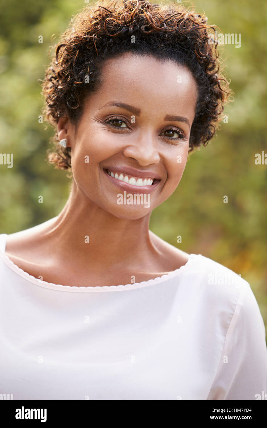 Young African American Frau sieht, Kamera, vertikale Stockfoto