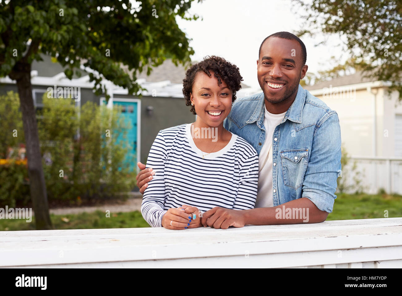 Afrikanische amerikanische paar freuen Sie auf Kamera vor ihrem Haus Stockfoto