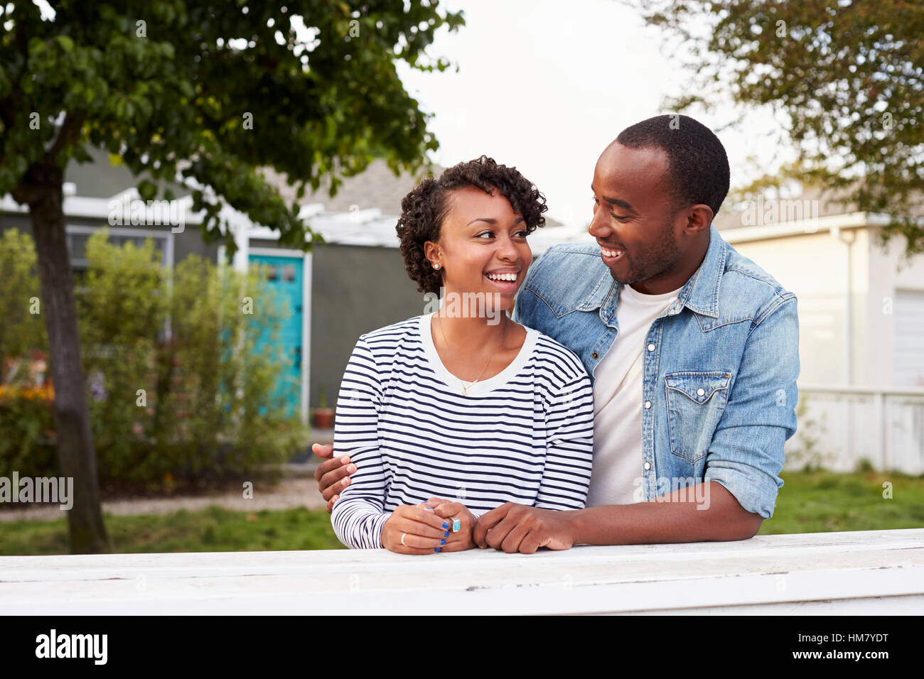 Afrikanische amerikanische paar vor ihrem neuen Haus Stockfoto