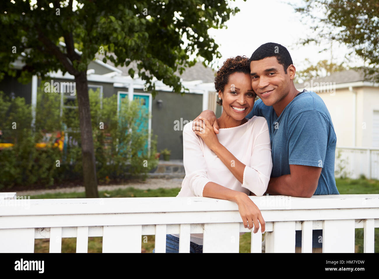 Young African American Paar Umarmung vor ihrem Haus Stockfoto