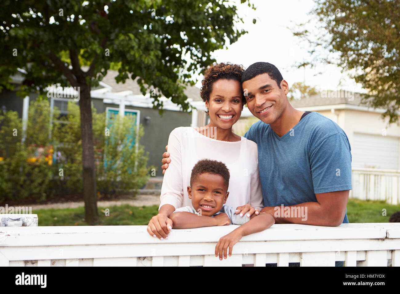 Young African American Familie vor ihrem neuen Haus Stockfoto