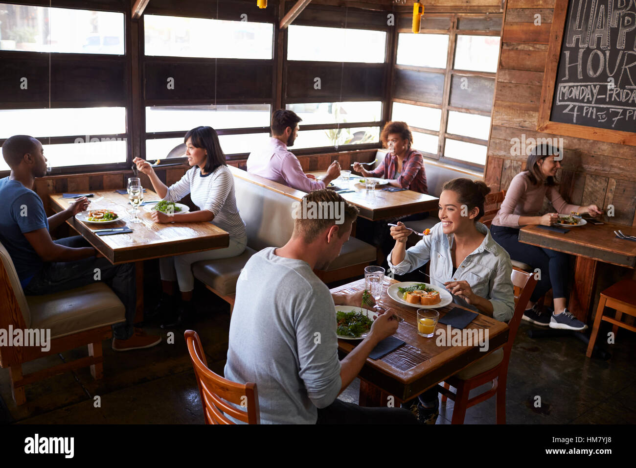 Paare, die Entspannung während des Mittagessens in einem Restaurant, erhöhten Blick Stockfoto