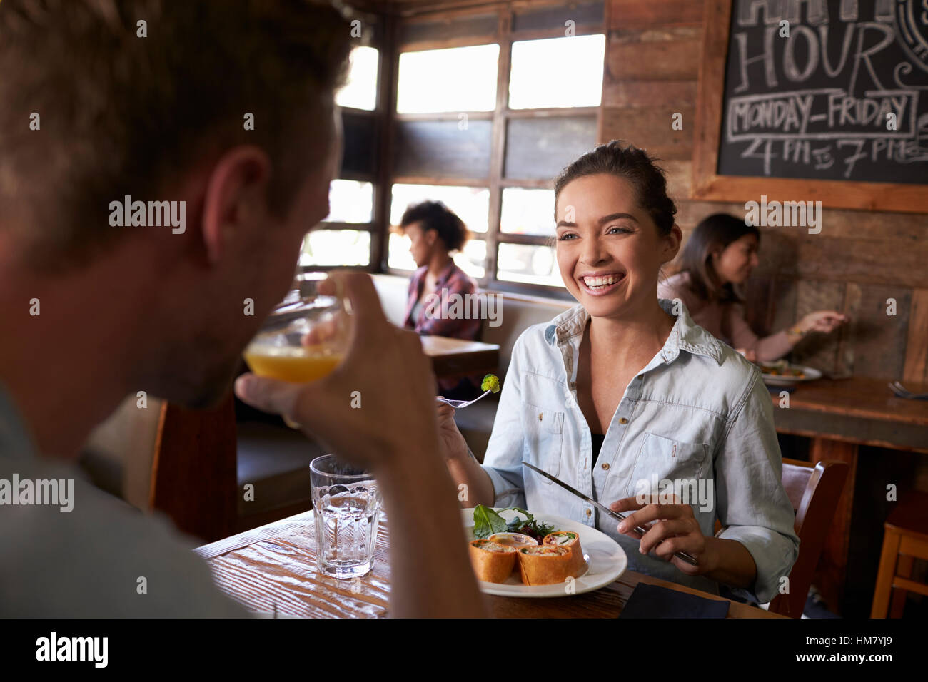 Über Schulter Blick eines Paares mit Mittagessen in einem restaurant Stockfoto