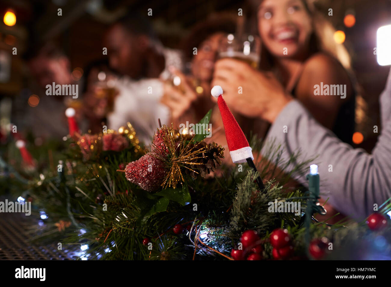 Weihnachtsfeier in einer Bar, Fokus auf Vordergrund Dekorationen Stockfoto