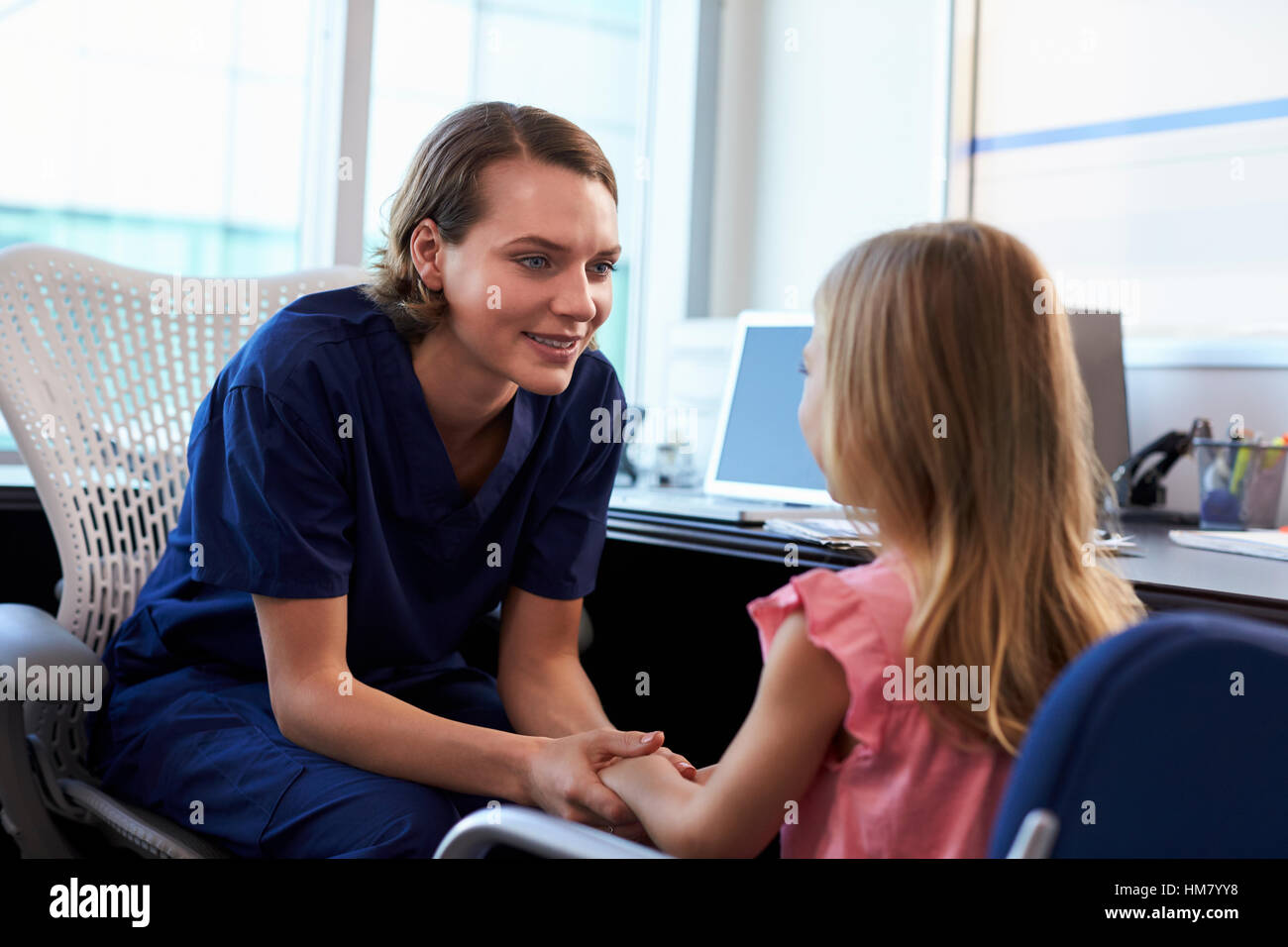 Kinderarzt im Gespräch mit Kind im Krankenhaus Stockfoto