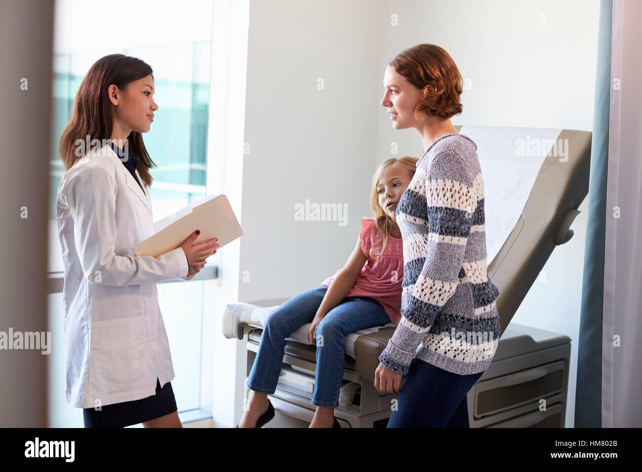 Kinderarzt Treffen mit Mutter und Kind im Prüfungsraum Stockfoto