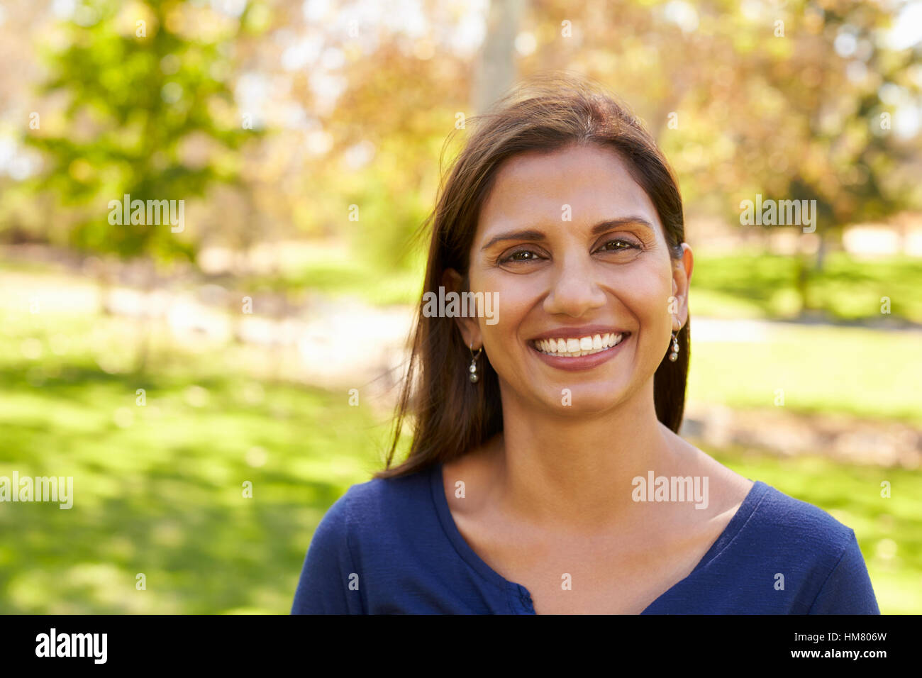 Gemischte Rassen asiatischen kaukasischen Frau im Park Blick auf Kamera Stockfoto