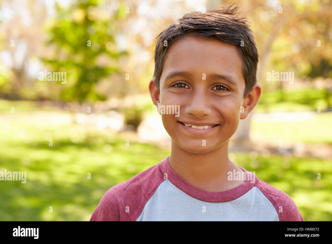 Gemischte Rassen kaukasischen Asian Boy im Park Blick auf Kamera Stockfoto