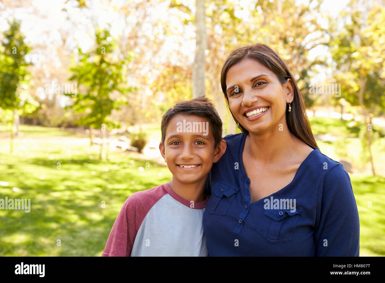 Gemischte Rennen asiatischen kaukasischen Mutter und Sohn im Park, Porträt Stockfoto