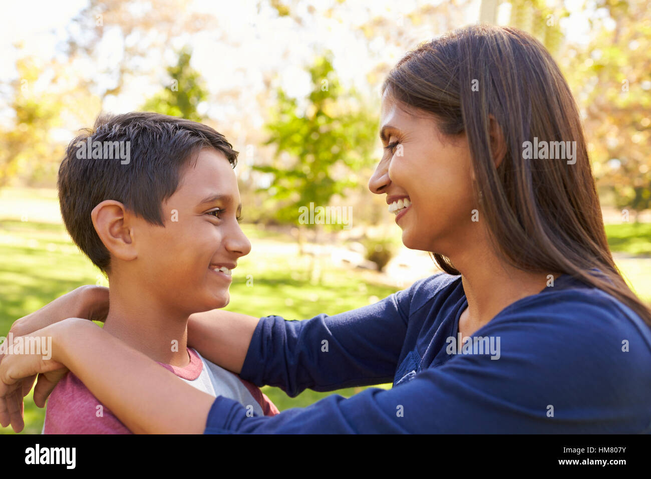 Mischlinge Mutter und Sohn in einem Park, sahen einander Stockfoto