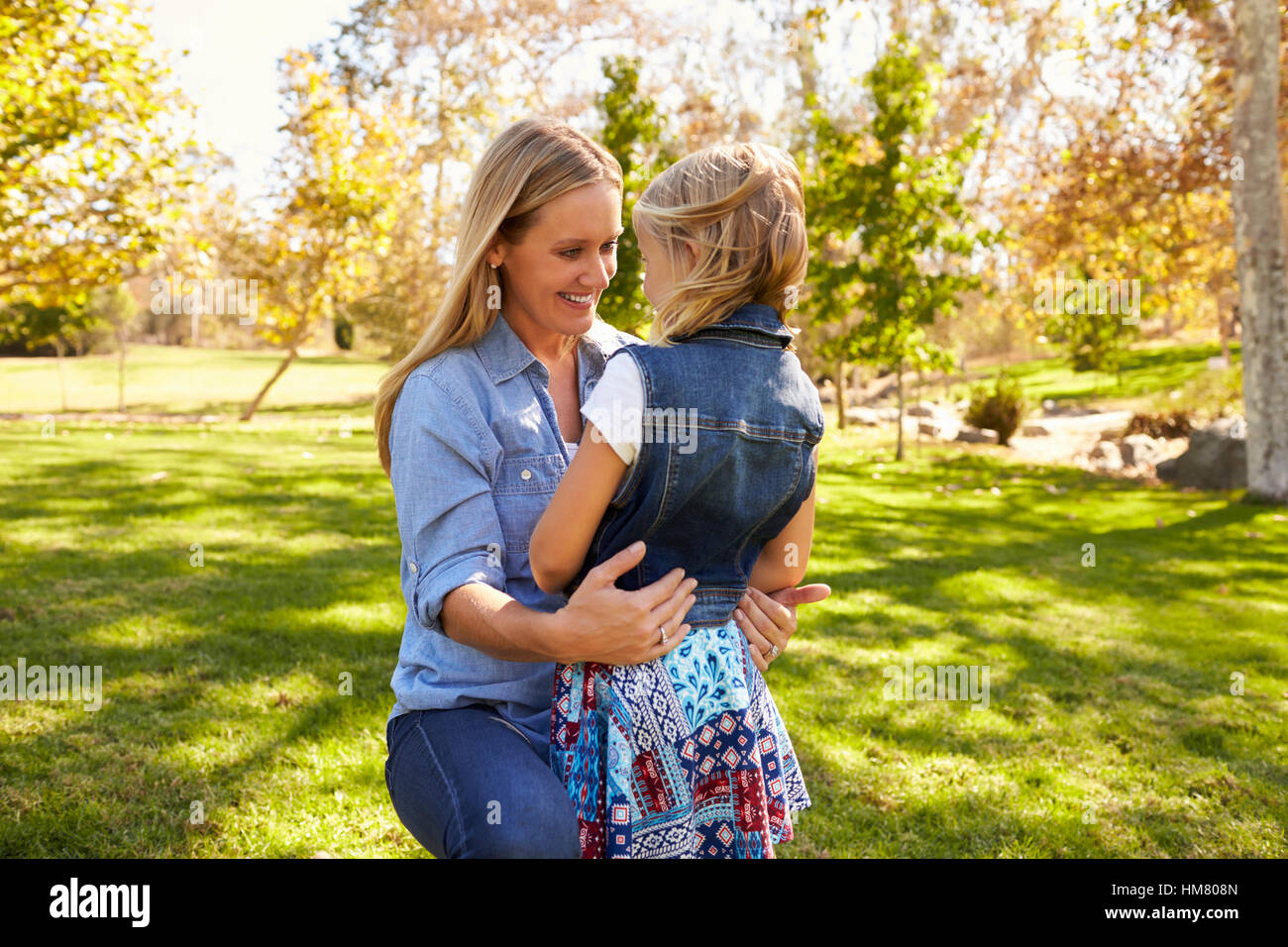 Mutter und Tochter in Park, drei Quartal Länge umarmen Stockfoto