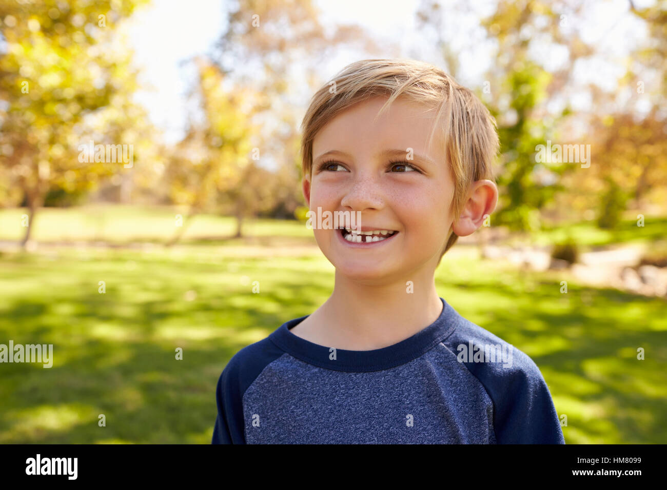 Sieben Jahr sieht alte kaukasische junge im Park von Kamera Stockfoto