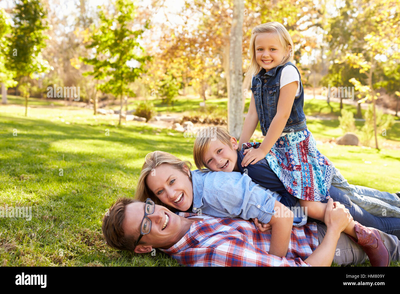 Familie gestapelt übereinander in einen Park-Blick zur Kamera Stockfoto
