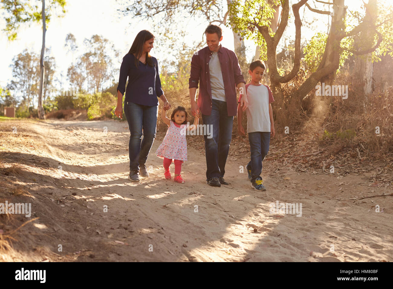Gemischte Rassen Familie gehen auf ländlichen Weg, Vorderansicht Stockfoto