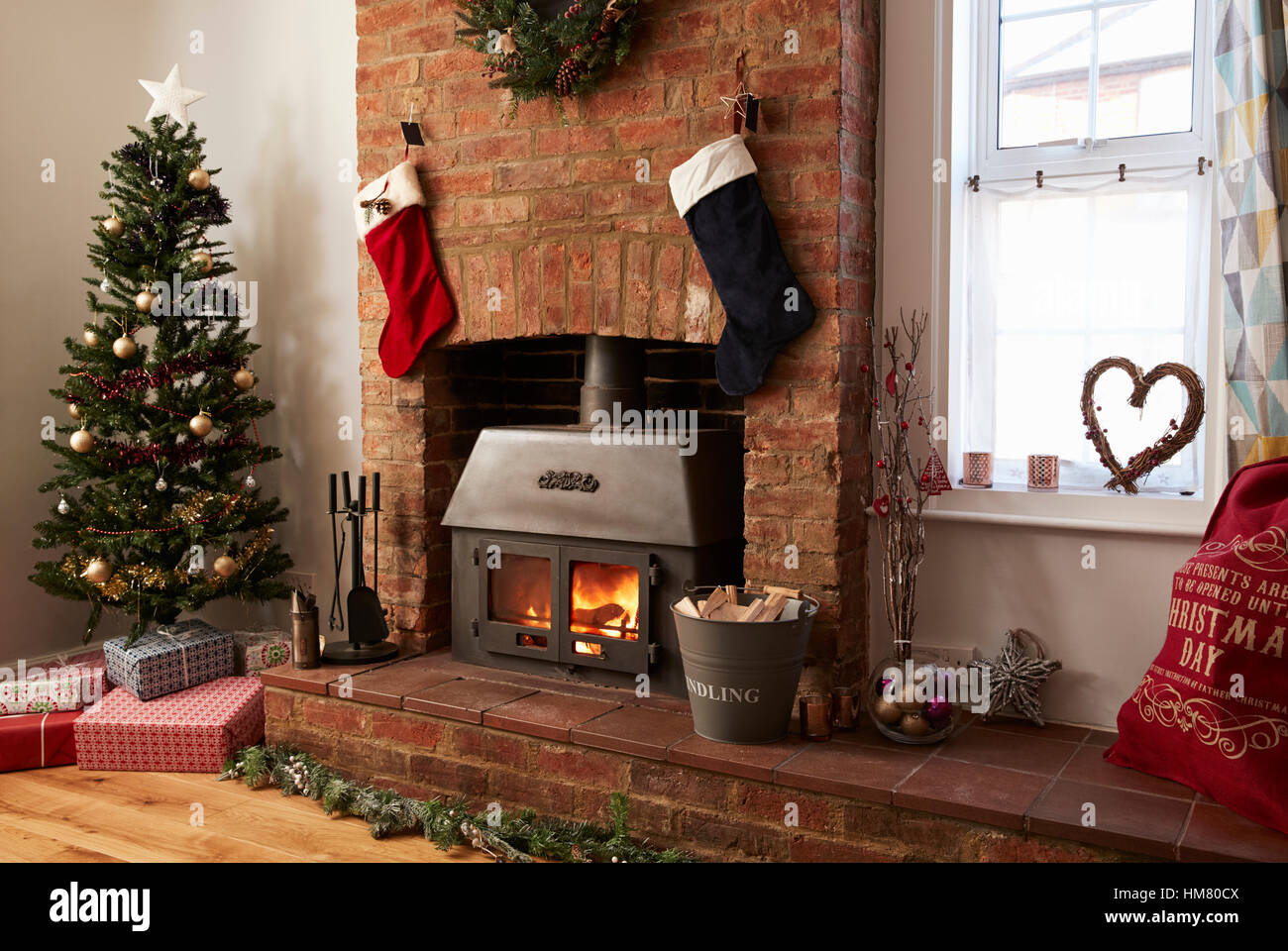 Innenansicht der Lounge für Weihnachten dekoriert Stockfoto