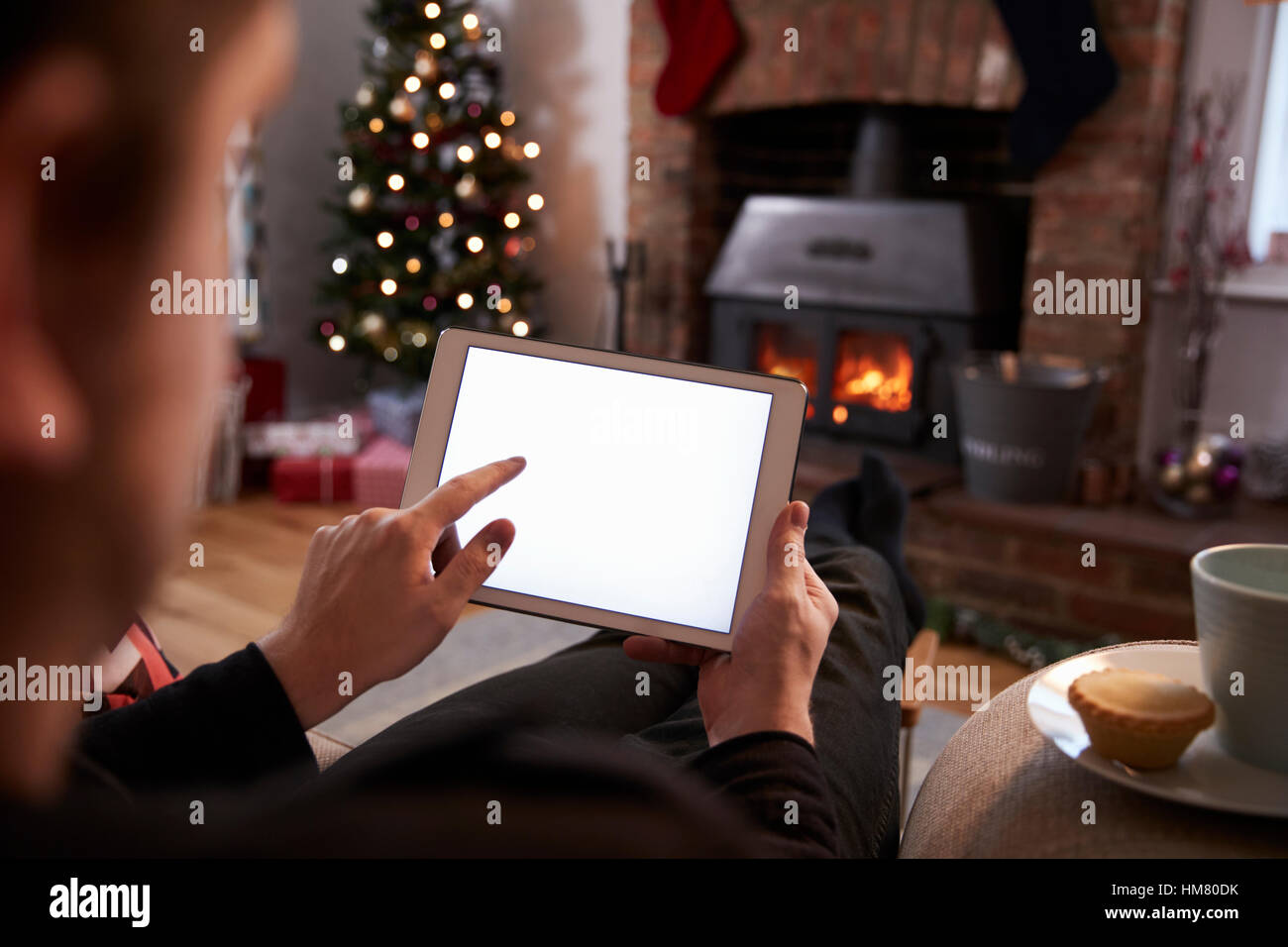 Mann mit Digital-Tablette In Zimmer dekoriert für Weihnachten Stockfoto
