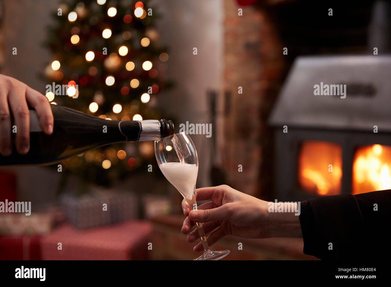Paar, trinken Champagner im Zimmer für Weihnachten dekoriert Stockfoto