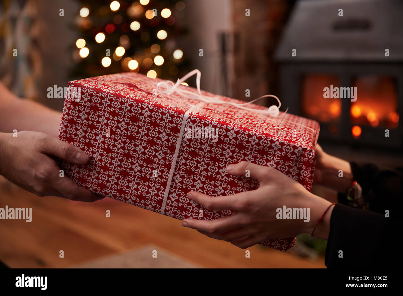 Paar Austausch von Geschenken im Zimmer für Weihnachten dekoriert Stockfoto