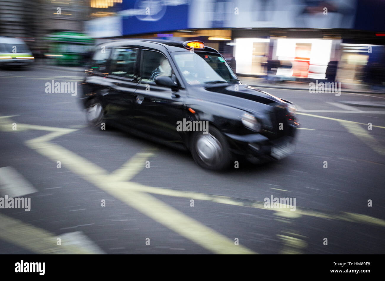 Taxi in London Black Cab am Piccadilly Circus - Motion Blur Stockfoto