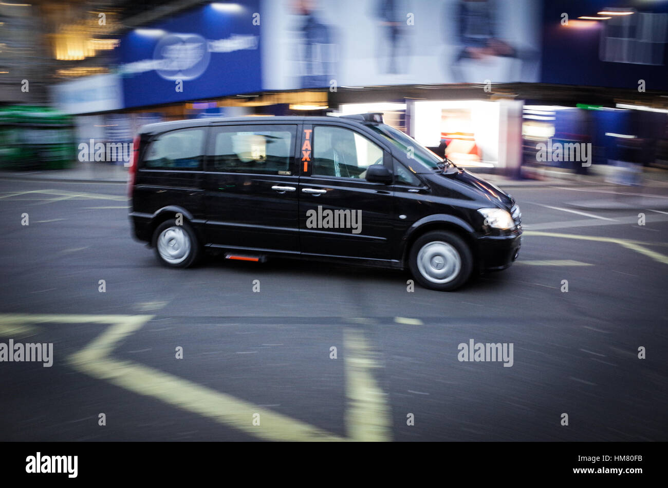 Mercedes Vito London Taxi am Piccadilly Circus - Motion Blur Stockfoto