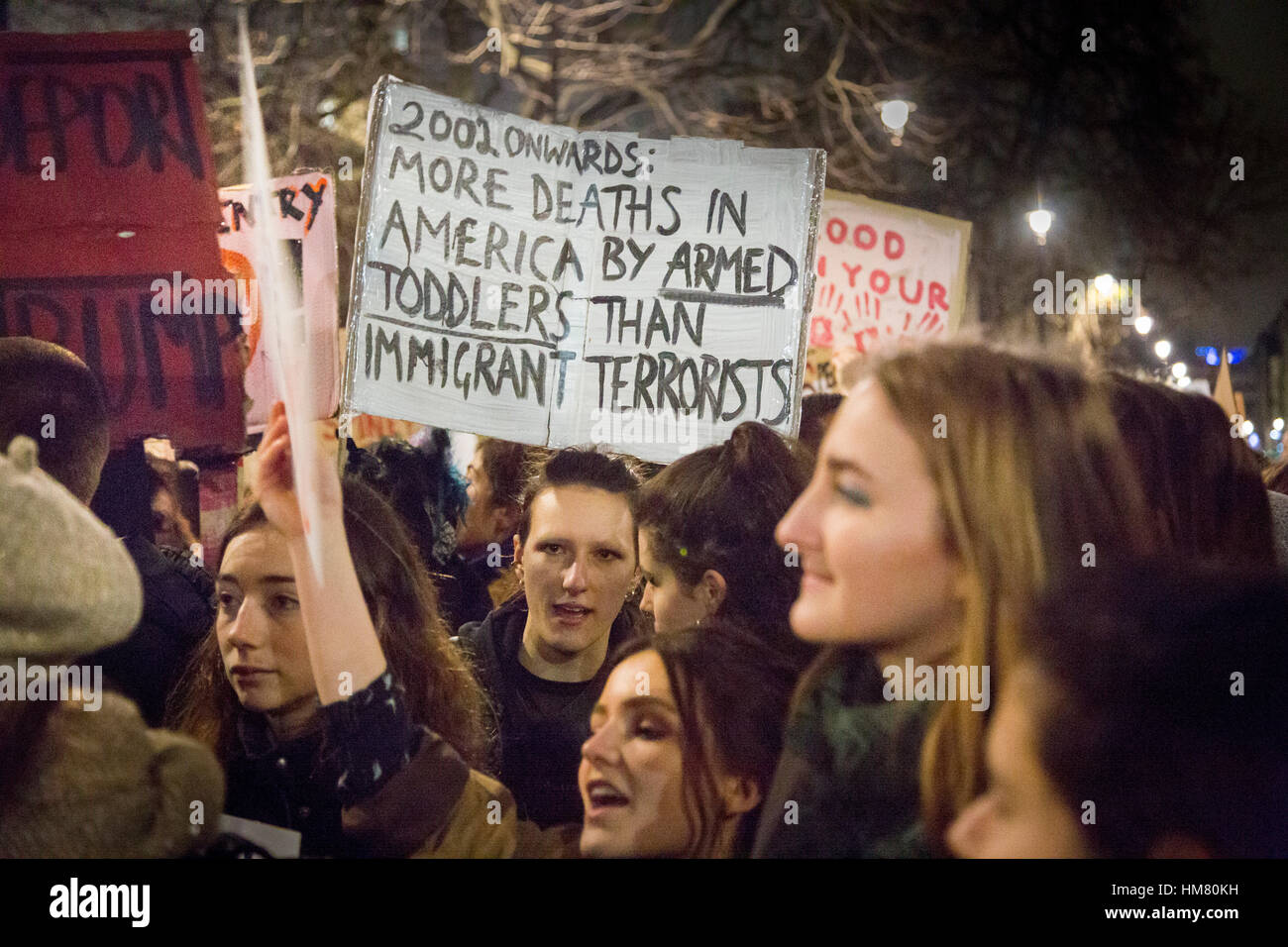 Demonstranten in Whitehall, in der Nähe von Downing Street, protest gegen US-Präsident Trump Einreiseverbot für Menschen aus muslimischen Ländern Stockfoto