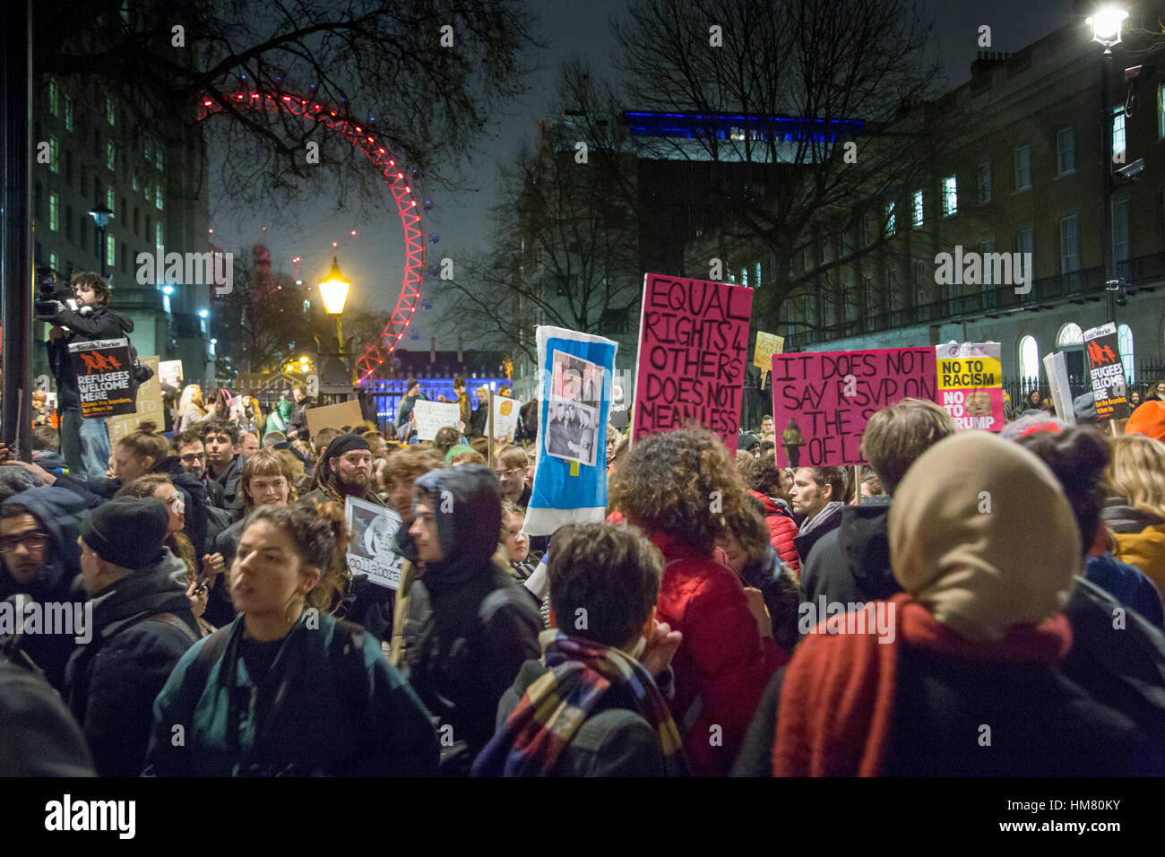 Demonstranten in Whitehall, in der Nähe von Downing Street, protest gegen US-Präsident Trump Einreiseverbot für Menschen aus muslimischen Ländern Stockfoto