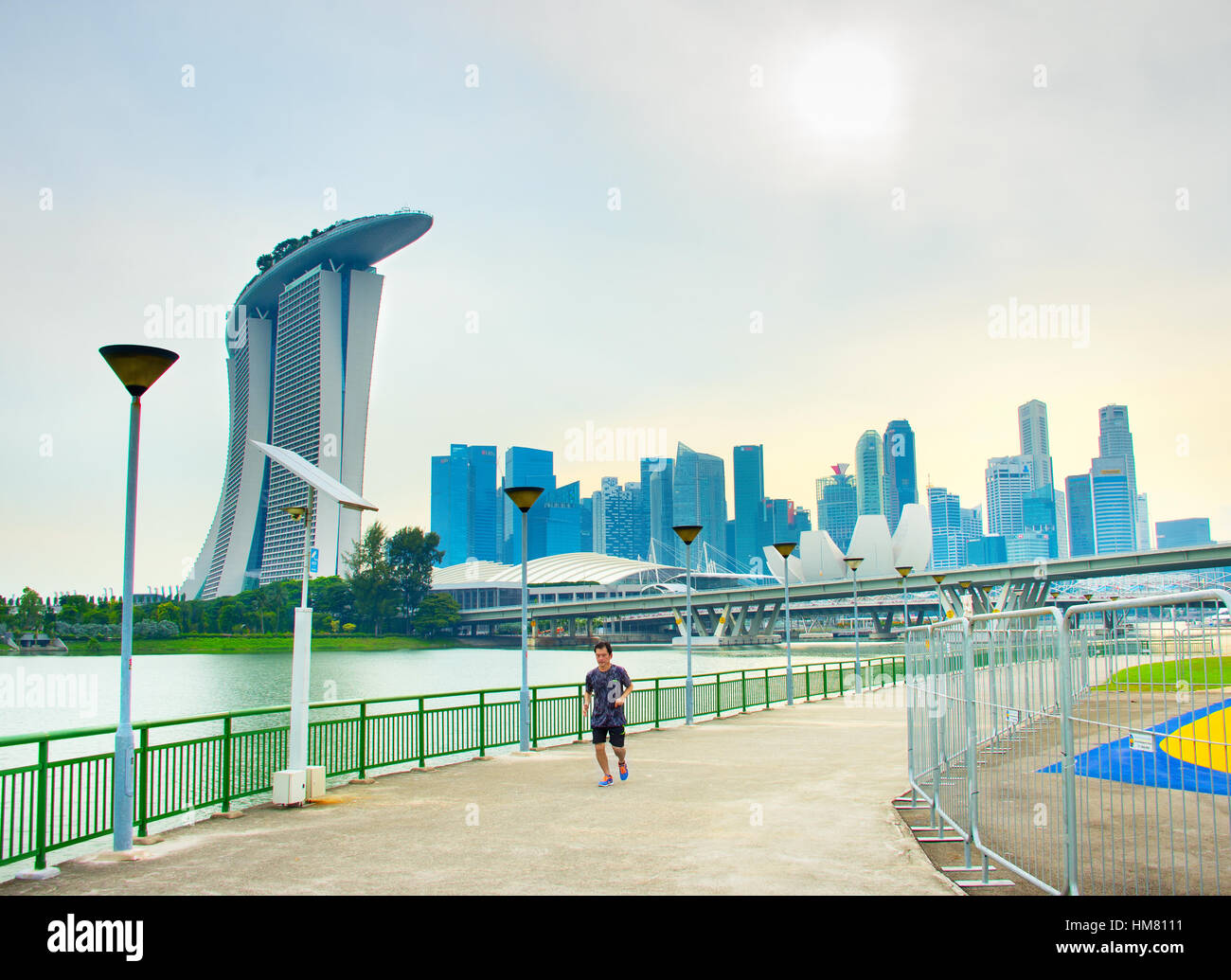 Joggen Mann.  Moderne Architektur von Singapur auf dem Hintergrund Stockfoto