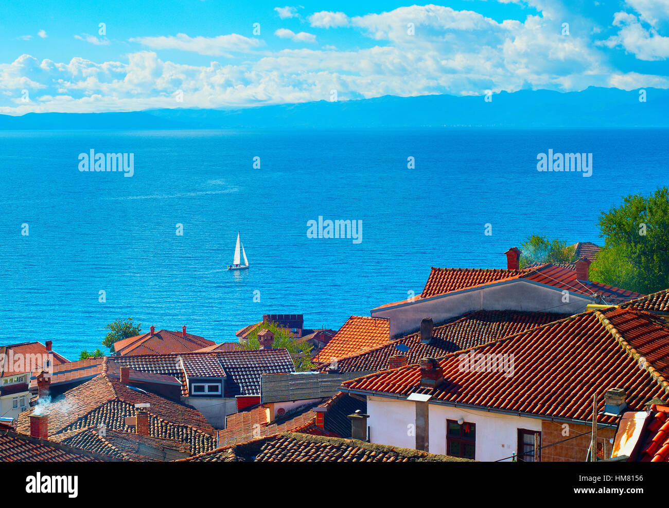 Wunderschöne Landschaft mit Ohrid See und Segeln Yacht. Mazedonien Stockfoto