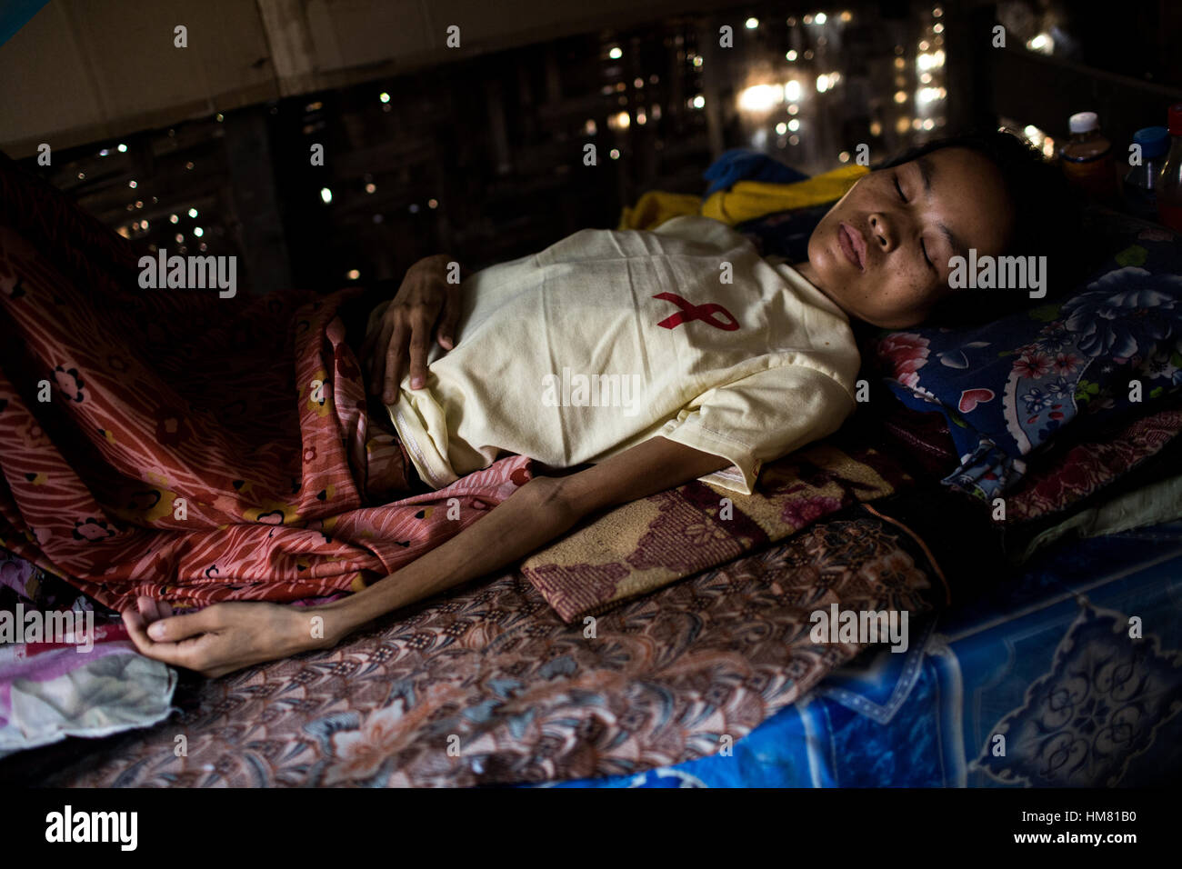 Schwester Mary - 30/03/2013 - Burma - Douci ist der HIV-infizierten Patienten. Sie wurde von ihrem Ehemann Heroin-Süchtigen kontaminiert. Sie wurde von ihrer eigenen Familie in einem Wald fast aufgegeben. Sie hat jetzt einen Gebärmutterkrebs und sie werden sicherlich bald sterben. Douci wird bei Hope Center, eine soziale und medizinische Zentrum finanziell unterstützt von der katholischen Kirche und wird von Schwester Mary und die Unterstände Opfer von HIV in der Armen Region von Myitkyina im Kachin-Gebiet, Nordburma behandelt.   -Chris Huby / Le Pictorium Stockfoto