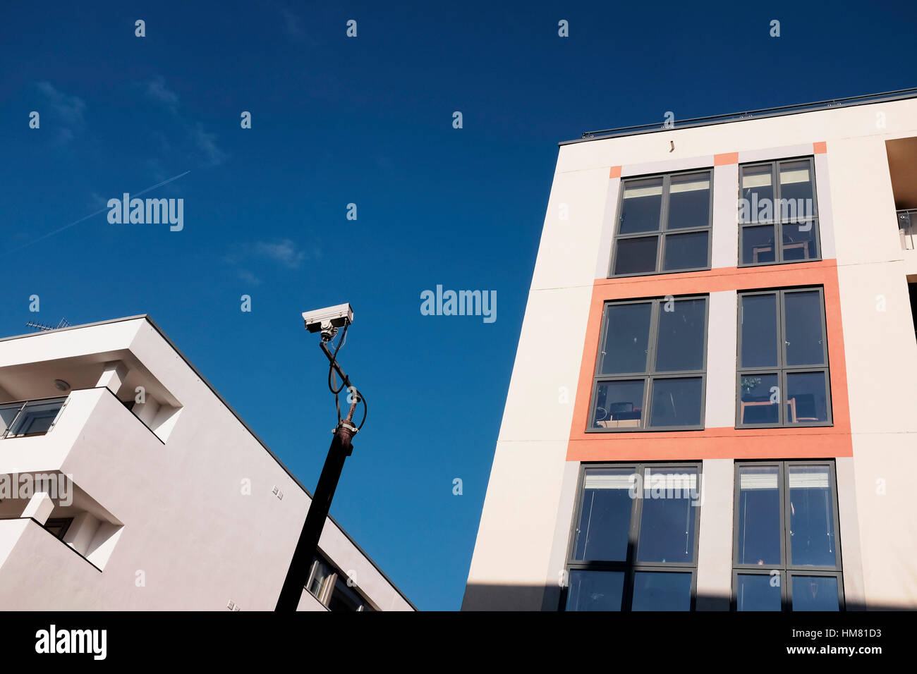 CCTV-Kameras haben ein Auge auf neu gebaute moderne Wohnungen in St James's Street Brighton, Großbritannien Stockfoto