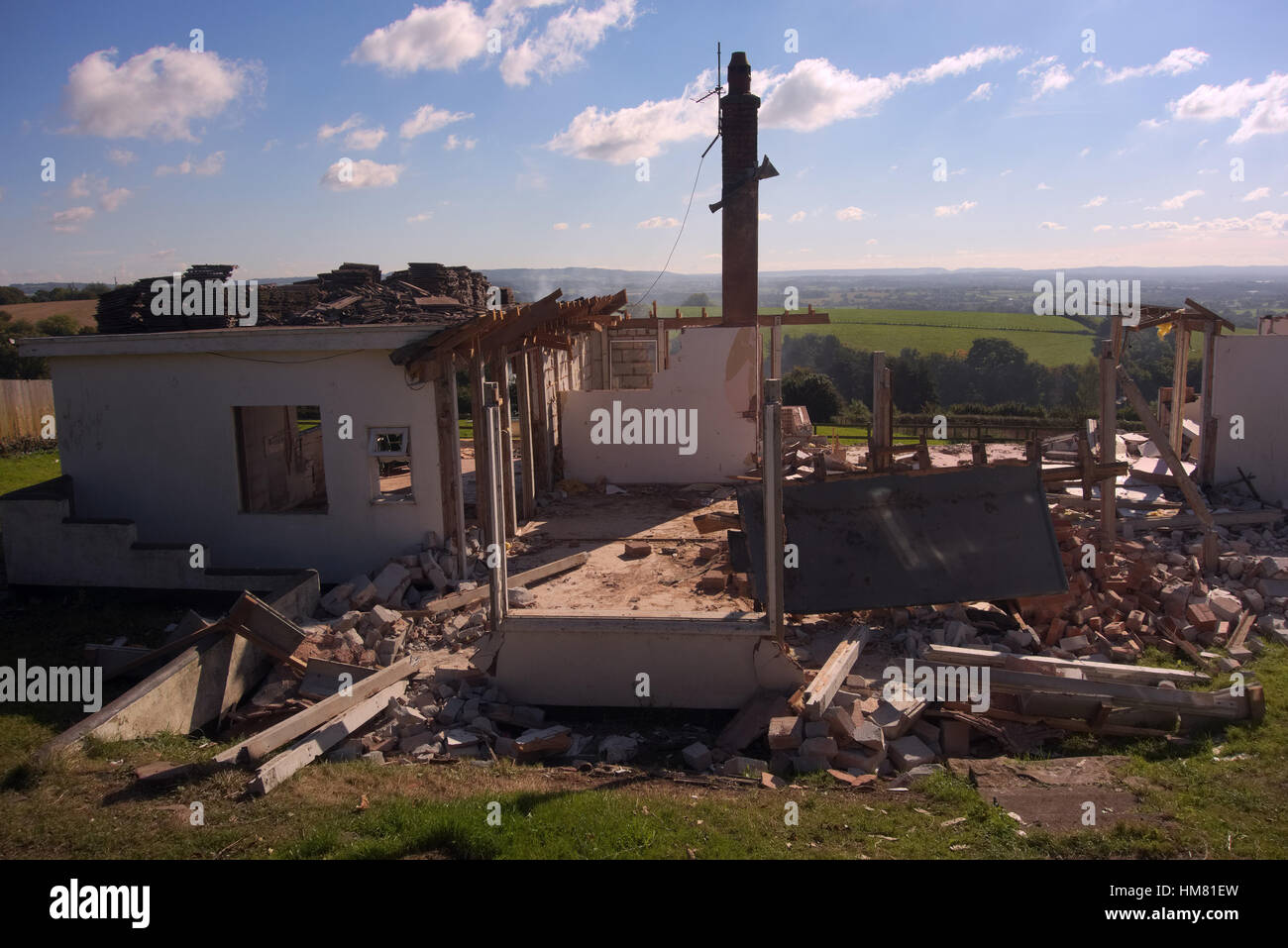 Abriss eines kleinen schlechter Qualität 1920-1930 Bungalows in einer herrlichen ländlichen Lage, mit einem modernen Haus wieder aufzubauen Stockfoto