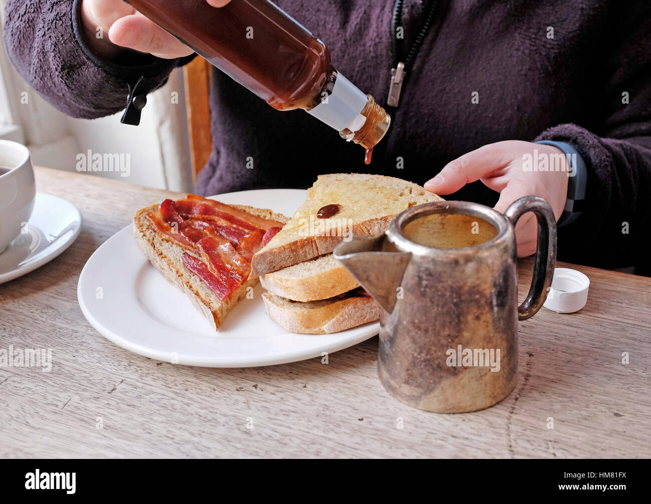 Hp brown Sauce Würze für Bacon sandwich Frühstück uk Stockfoto