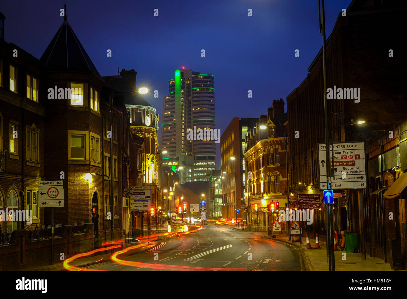 Lichtspuren durch Leeds, West Yorkshire, England, UK Stockfoto