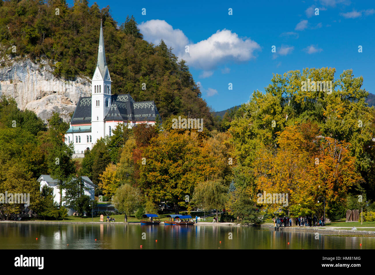 Herbstliche Ansicht von St Martins Pfarrkirche entlang Lake Bled, Bled, obere Krain, Slowenien Stockfoto