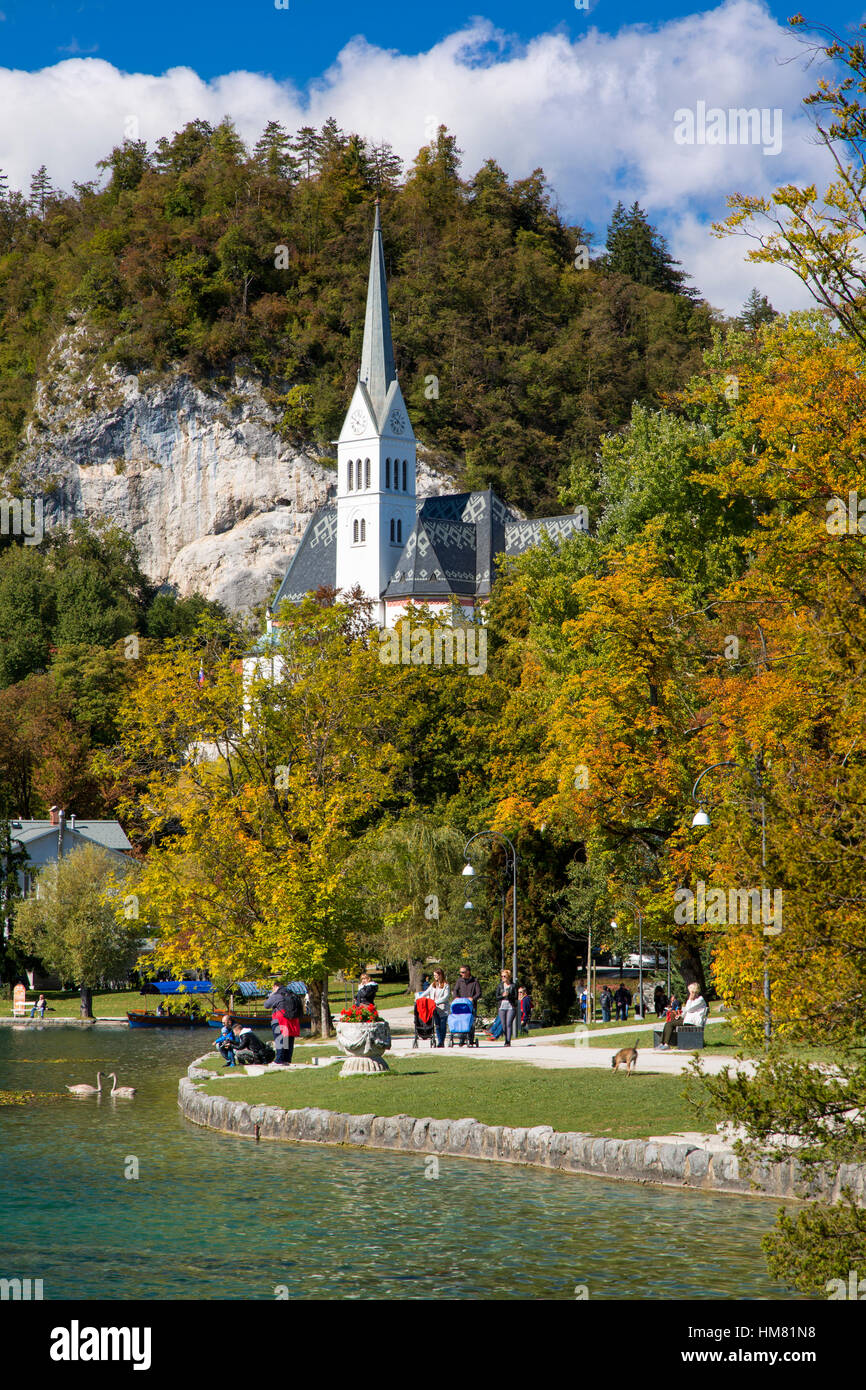 Herbstliche Ansicht von St Martins Pfarrkirche entlang Lake Bled, Bled, obere Krain, Slowenien Stockfoto