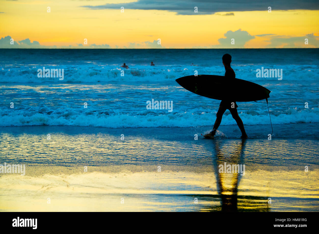 Surfer am Strand, Bali, Indonesien Stockfoto