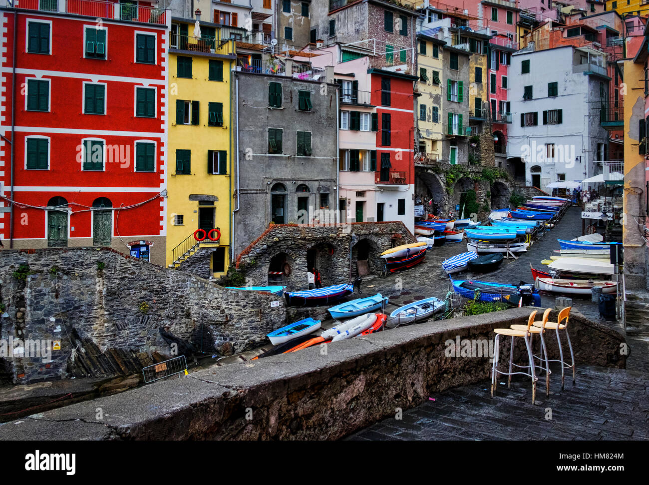 Angelboote/Fischerboote in den winzigen Hafen von Riomaggiore, Cinque Terre, Italien Stockfoto