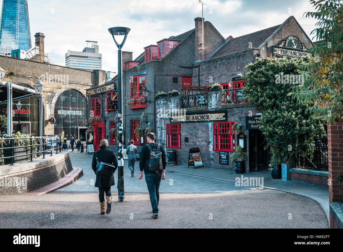 London, Vereinigtes Königreich - 18. Oktober 2016: Menschen sind in der Nähe der Anker ufernahen Fuß ist ein Pub in London Borough of Southwark. Stockfoto
