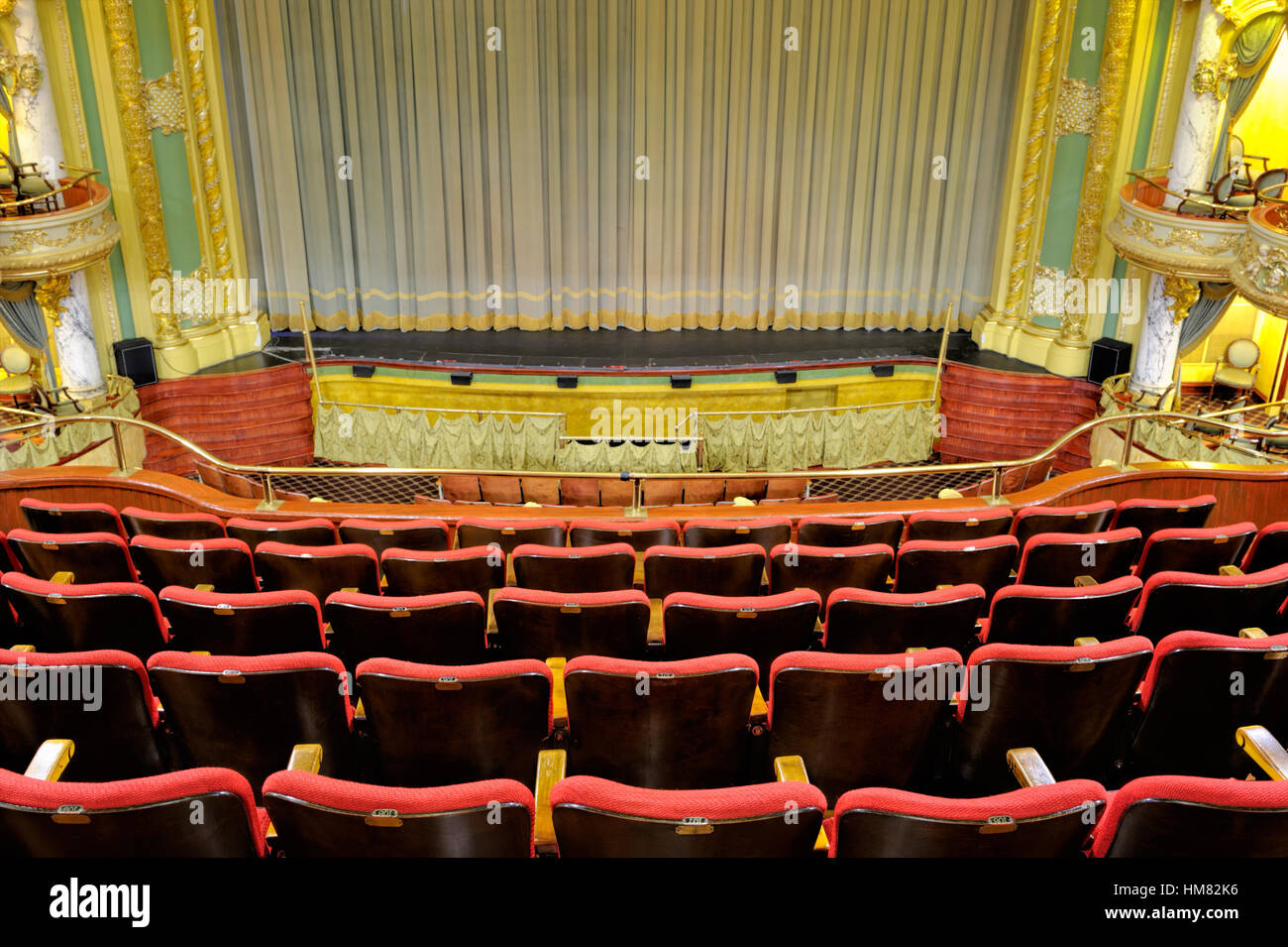 Theaterbühne mit leeren Sitzreihen rot im Vordergrund, Old-fashioned, reich verzierten, Logen, ausgefallene Architektur, Grube, Vorhang schließen Stockfoto