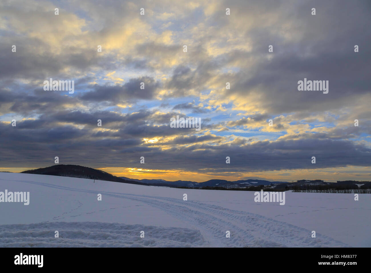 Sonnenuntergang auf dem Rothaargebirge und die winterliche Landschaft des Sauerlandes, Holthausen, Deutschland Stockfoto