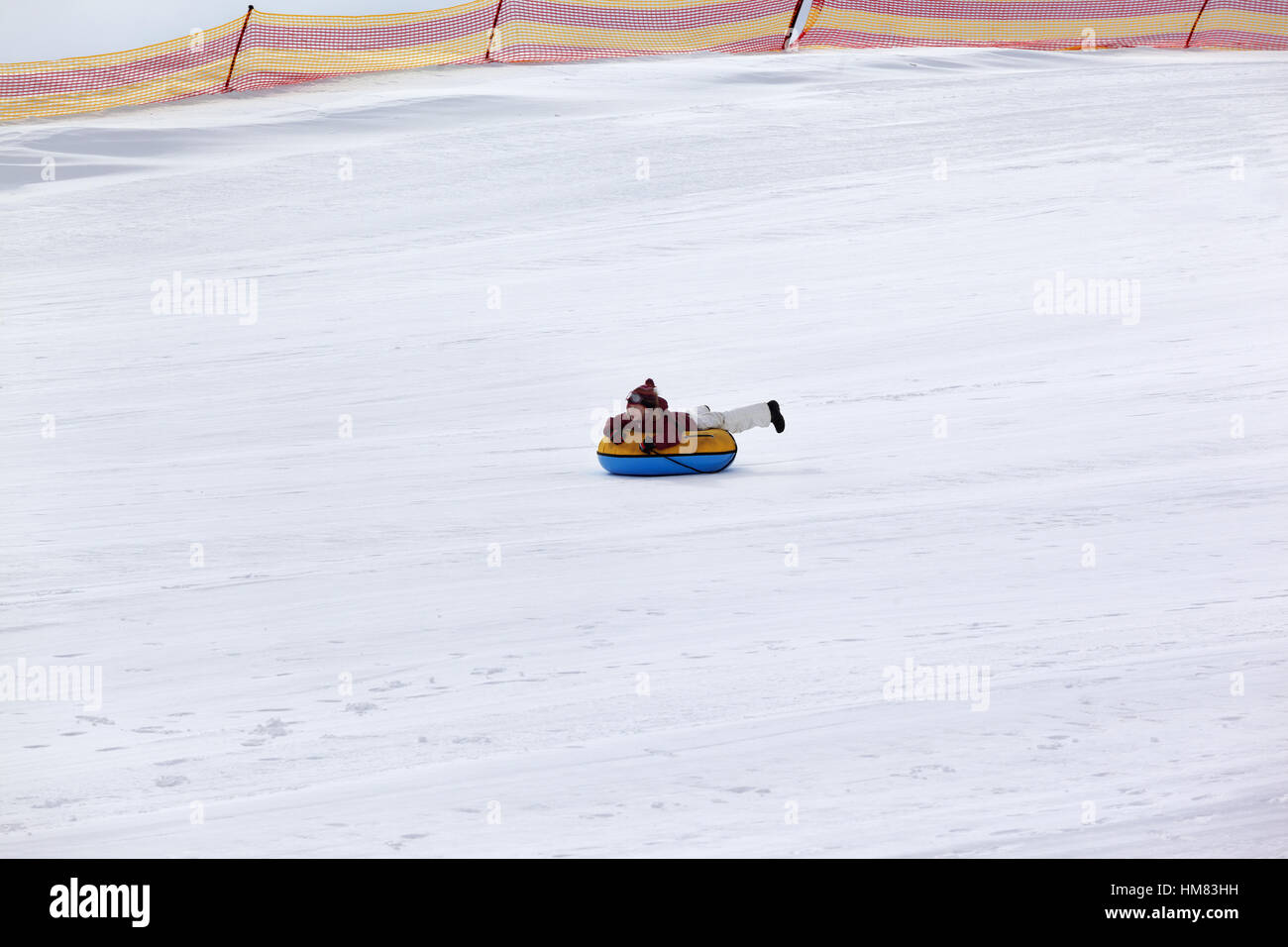 Snowtubing im Skigebiet am grauen Tag Stockfoto