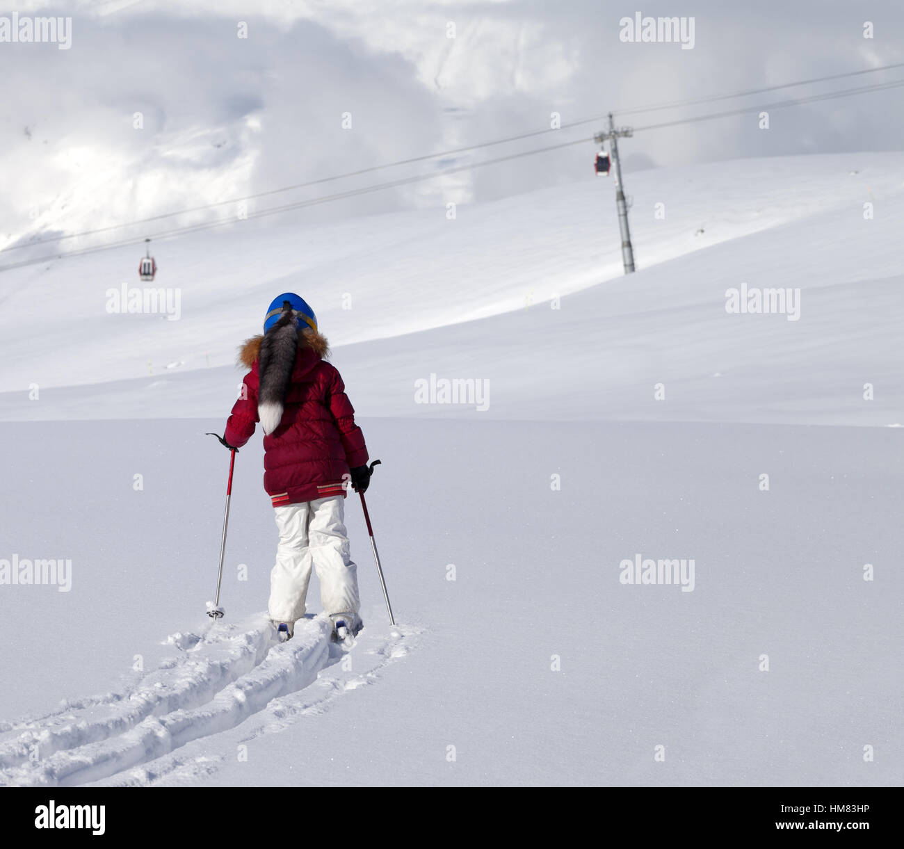 Mädchen auf Skiern in Off-Piste Hang mit Neuschnee am schönen Tag. Kaukasus, Georgien, Region Gudauri. Stockfoto