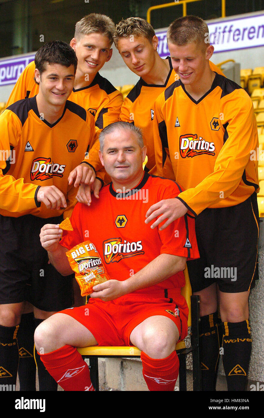 Wolverhampton Wanderers FC Academy Director Chris Evans Förderung Club Shirt sponsert Doritos mit Jugend-Team-Spieler Thomas Stewart, Daniel Jones, Martin Riley und Conor Rafferty. Stockfoto