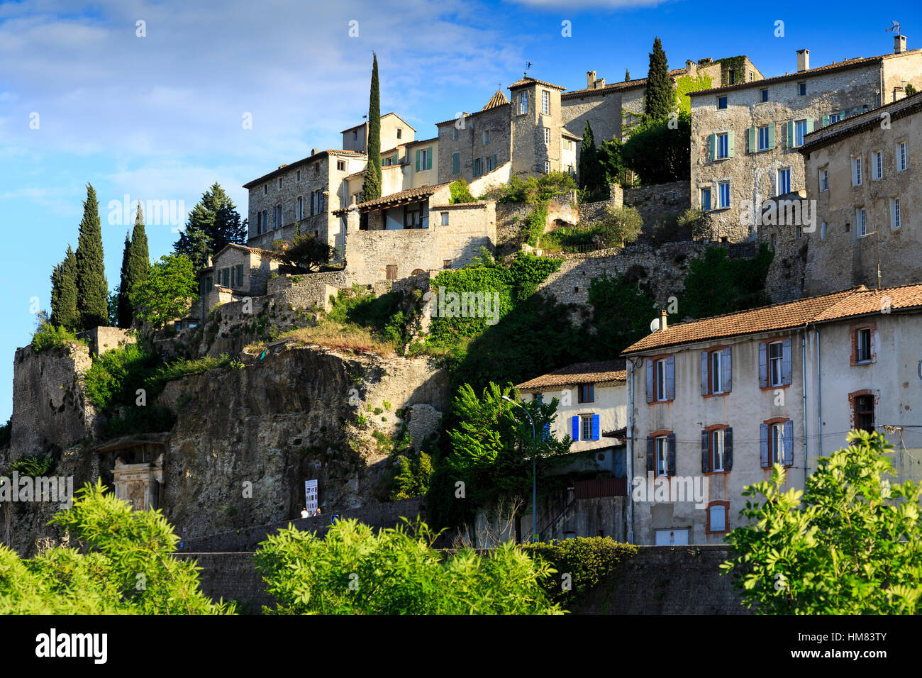 Die Colline du Chateau und die alte Stadt von Vaison La Romaine, Vaucluse, Frankreich Stockfoto