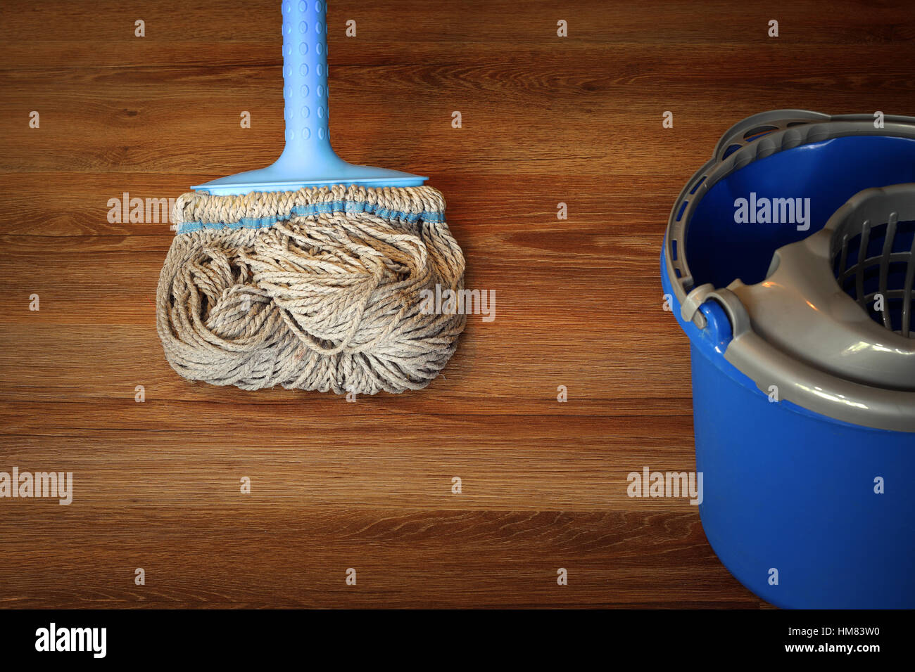 Reinigungsmaschinen Reinigungsgeräte auf Holzboden, Mopp und blauen Eimer Stockfoto